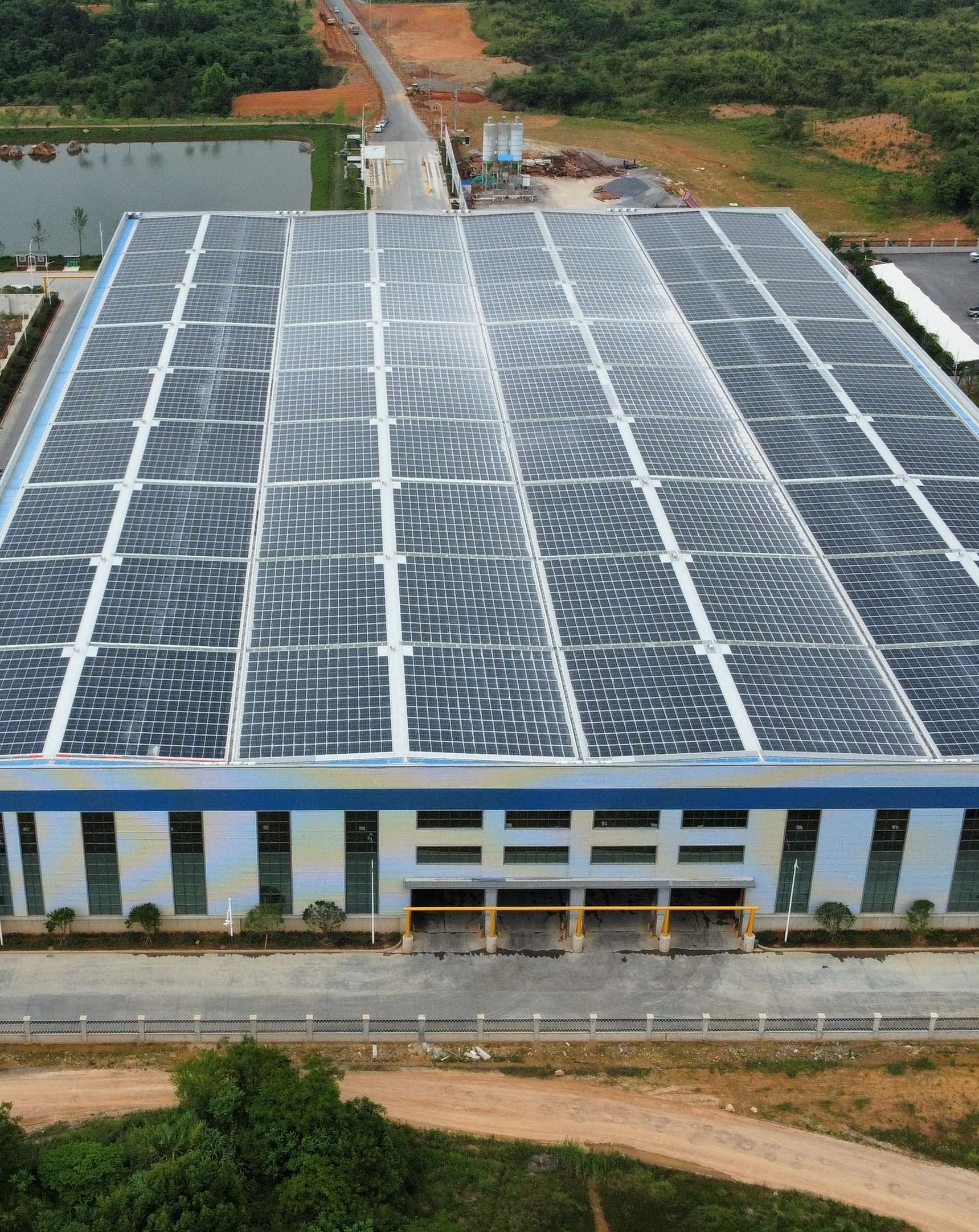 2022年4月，，，安徽池州汇成物资4MW光伏发电BIPV项目，，，年发电约400万度，，，知足约40%用电需求.jpg